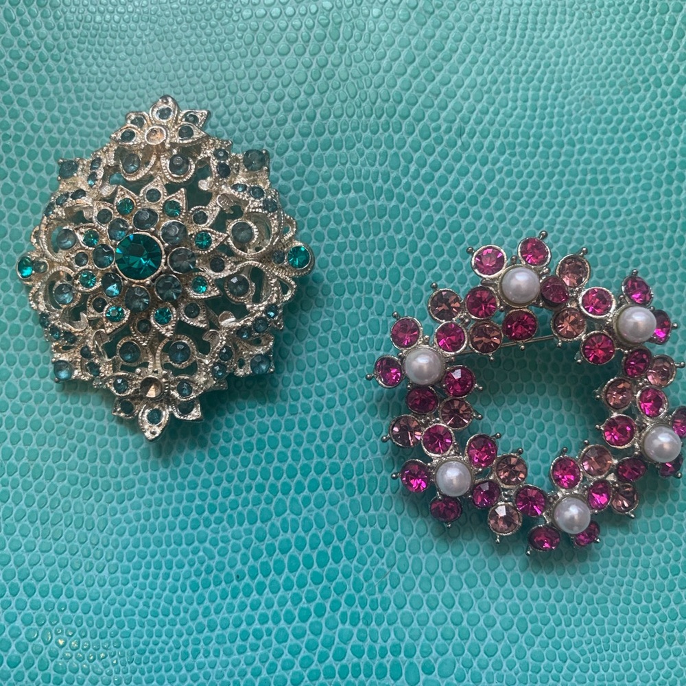 Set of silver tone brooches